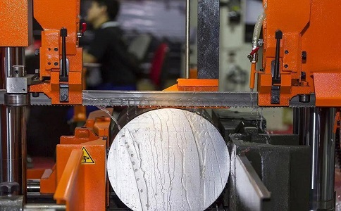 排湖风景区立式金属带锯床切削出现跑带故障解决方法！